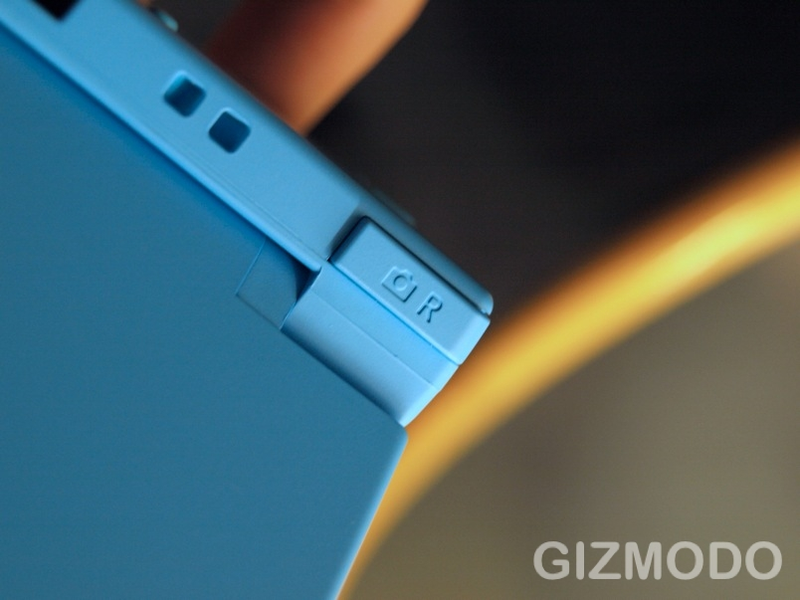 Illustration for article titled Hands On With Nintendo DSi: This Blue Version Looks Downright Electric